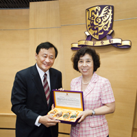 Prof. Benjamin Wah (left), Acting Vice-Chancellor of CUHK presents a souvenir to Ms. Chen Xiaoya (right), Vice-Minister of the Ministry of Science and Technology of China